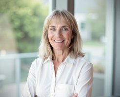 Head shot of Leslie Ellis